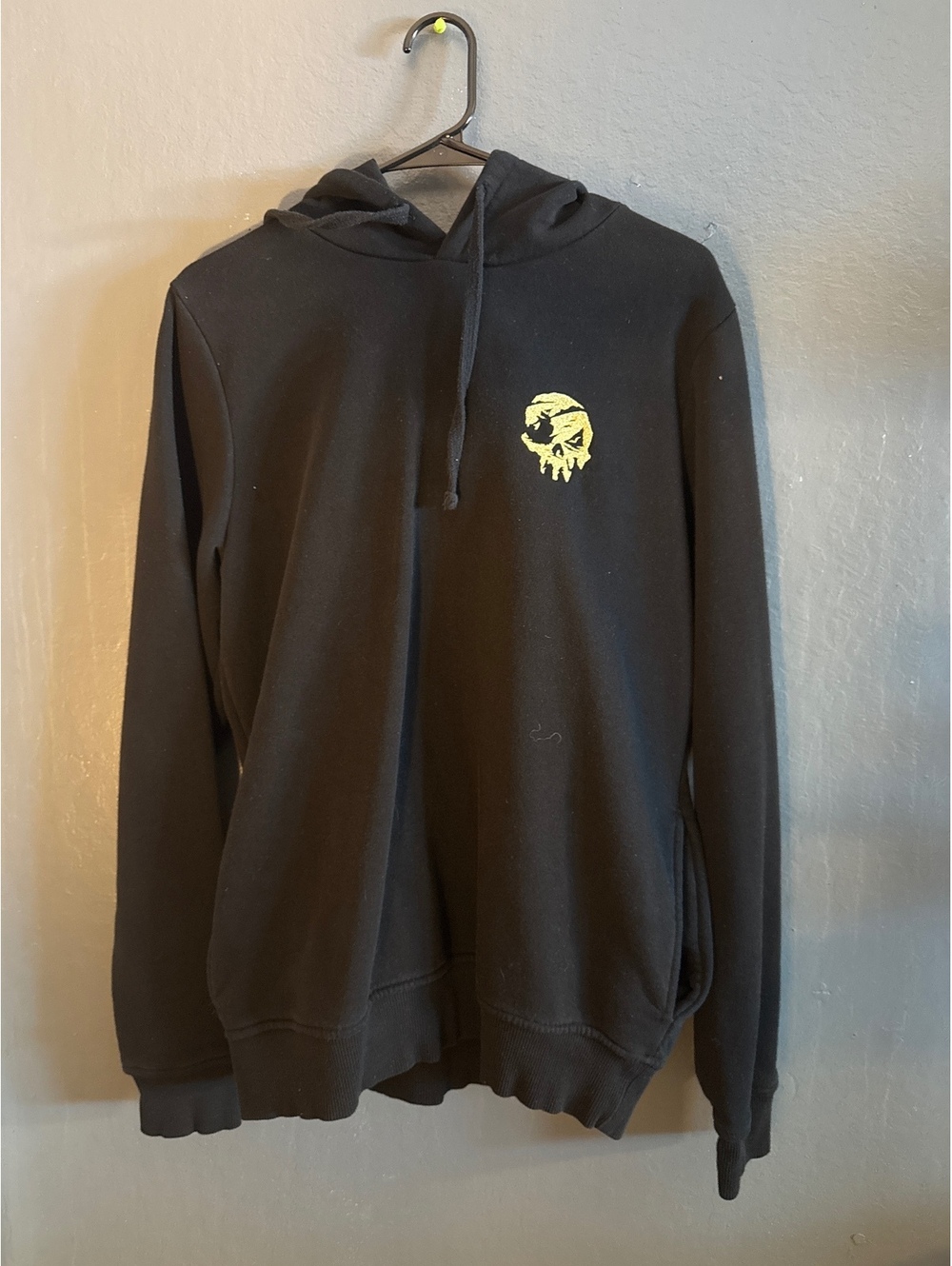 Sea of Thieves Black Hoodie with Yellow Skull Logo, Size M